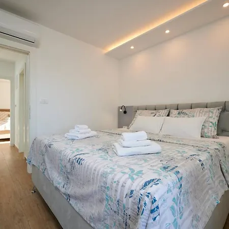 Luxury Giovanni With Pool Apartment *