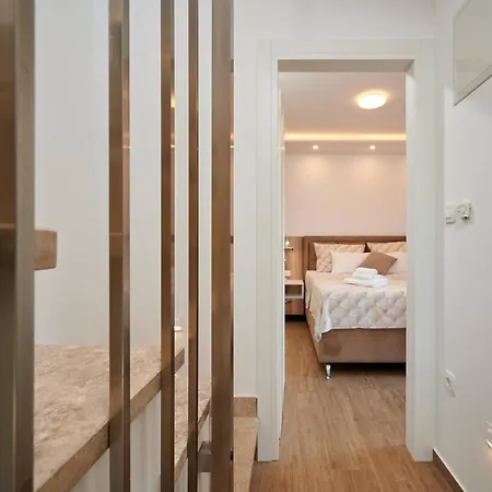 Luxury Giovanni With Pool Apartment
