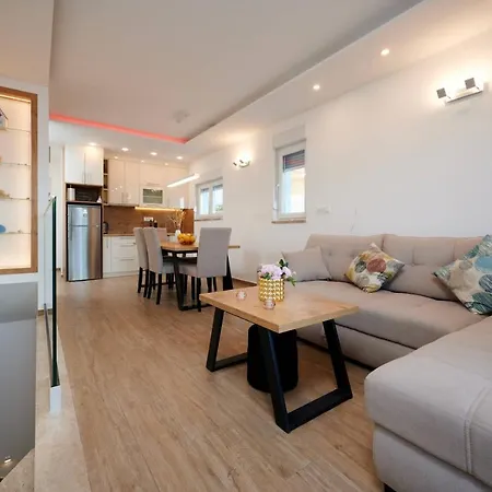 Luxury Giovanni With Pool Apartment *