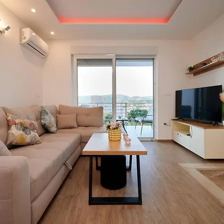 Luxury Giovanni With Pool Apartment