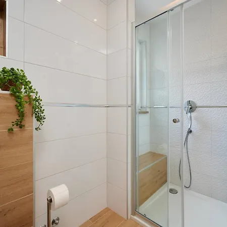 Luxury Giovanni With Pool Apartment