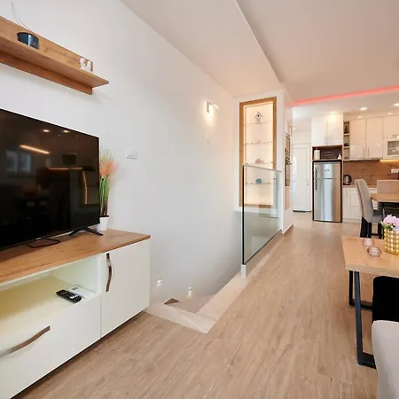 Luxury Giovanni With Pool Apartment