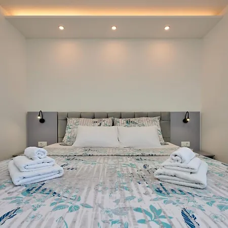 Luxury Giovanni With Pool Apartment