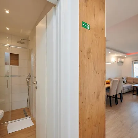 Luxury Giovanni With Pool Apartment *