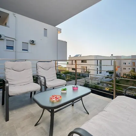 Luxury Giovanni With Pool Apartment *